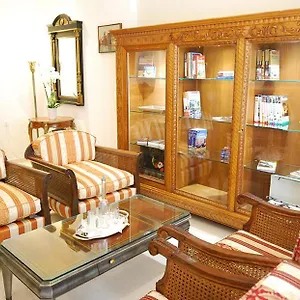 Center Boutique 3 Bedroom Penelope Apartment